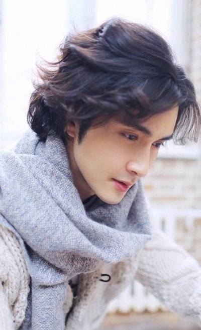 男生将头发留长帅气吗 男生超显气质的中发发型图片