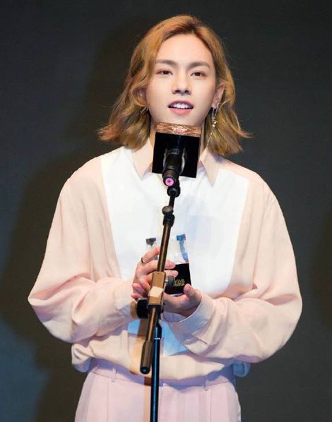 2019就做个长发酷boy 男生超火爆的中长发造型示例