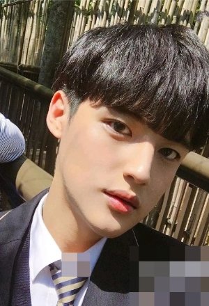 剃剪适合高中男生的刘海 帅气流行的男生短发打造