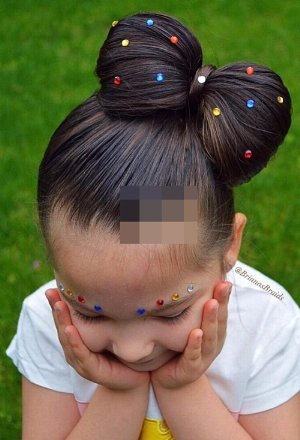 小女孩怎么弄大款的头发 隆重场合孩子扎出的发型