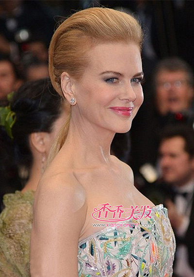 Ů���Ǳ�ͷ���� ��¶������Ů������