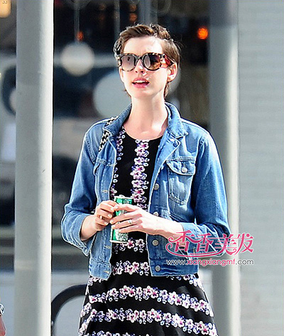 Ů���Ǳ�ͷ���� ��¶������Ů������