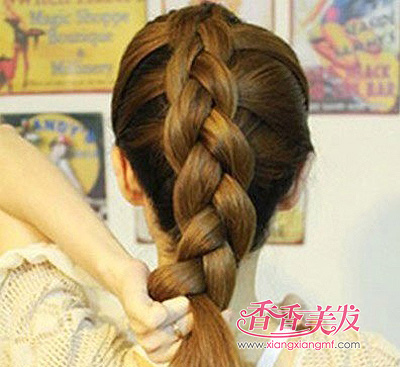 圆脸适合扎的发型扎法 夏季圆脸扎头发的方法图解