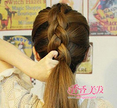 圆脸适合扎的发型扎法 夏季圆脸扎头发的方法图解