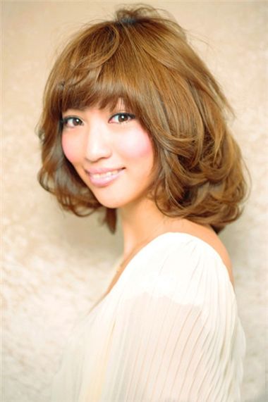 圆脸适合哪些短发发型 圆脸中短发发型设计