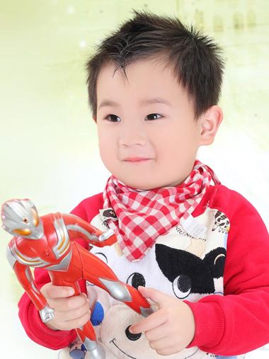 һ��С�к��ӷ���ͼƬ һ���б����������ͼƬ