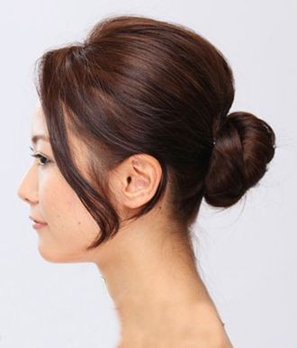 卷发丸子头怎么盘 卷发丸子头的盘法