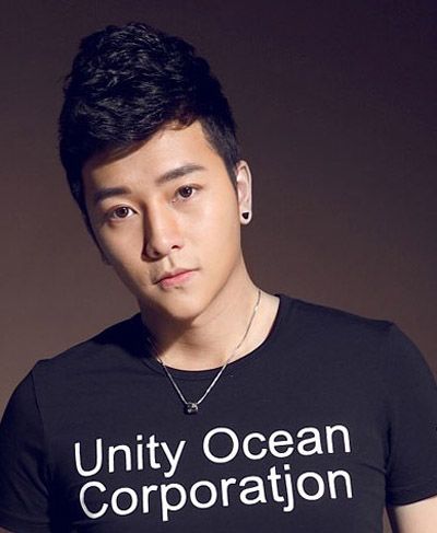 男生卷发剪什发型好看 男生卷发两边剃光造型