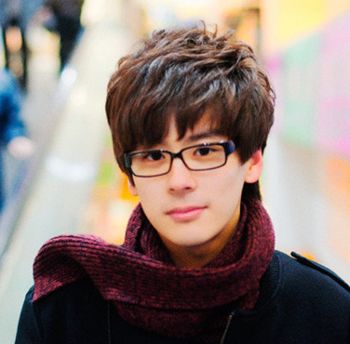 戴眼镜男生齐眉刘海发型图片 2016潮流眼镜男齐眉刘海发型