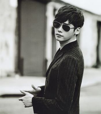 戴眼镜男生齐眉刘海发型图片 2016潮流眼镜男齐眉刘海发型