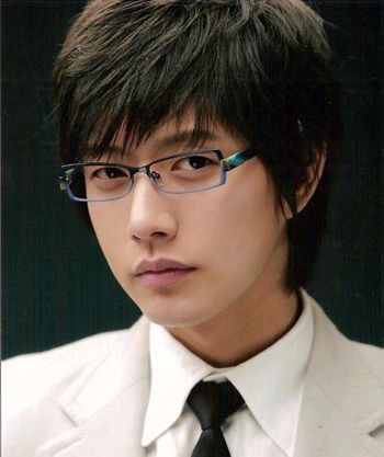 戴眼镜男生齐眉刘海发型图片 2016潮流眼镜男齐眉刘海发型