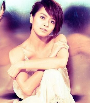 �̷�����Ů���ɰ�ֱ����ͷ ����һ�߶�һ�߳��϶̵ķ���