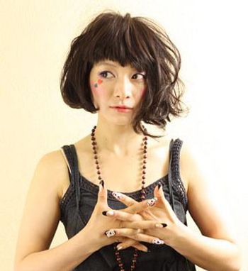 �̷�����Ů���ɰ�ֱ����ͷ ����һ�߶�һ�߳��϶̵ķ���