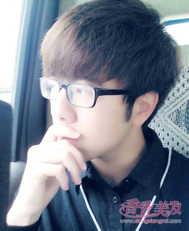 瘦男士带眼镜什么发型合适烫发 戴眼镜瘦弱的男生发型