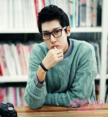 瘦男士带眼镜什么发型合适烫发 戴眼镜瘦弱的男生发型
