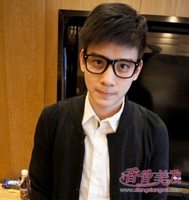 瘦男士带眼镜什么发型合适烫发 戴眼镜瘦弱的男生发型