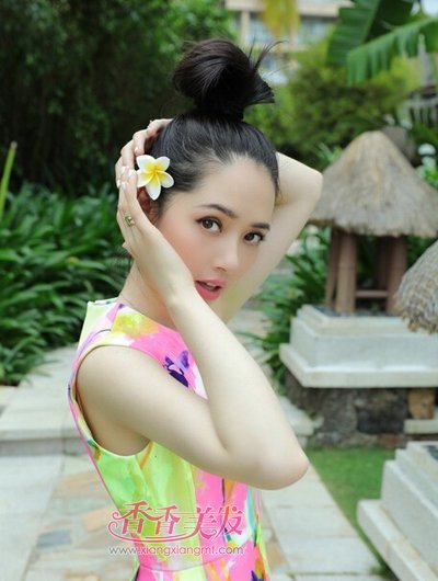 �Գ��̷��ڳ���ѧУ�����ʱ�з��� Ů�������̷�����ͼƬ