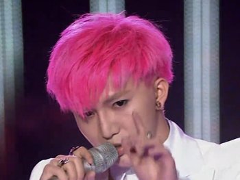 蘑菇头粉红色的头发男生 粉红色染发男生