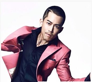 ���������Աߴ�һ������ �г�����������