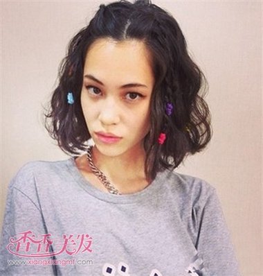 ��ɫ�̷��෢ͼƬ �ÿ�Ů���ж̺ڷ�