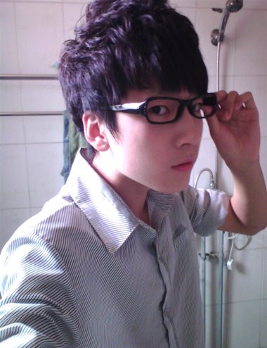 男士戴眼镜韩版发型 眼镜男好看的发型