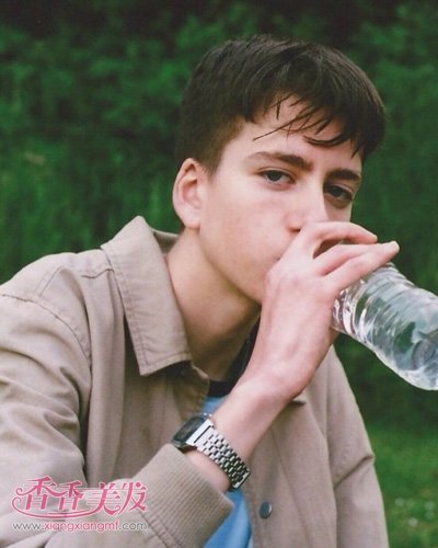 男士两边剃得很薄的发型叫什么发型