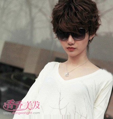 �ݳ���Ů�ʺ�ʲô�̷� �����ݵĶ̷�