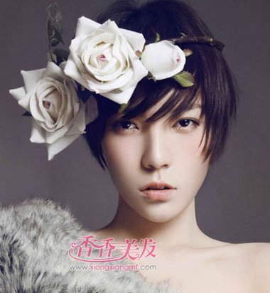 ���ﳬ�̷����� С�۾�Ů�����̷���