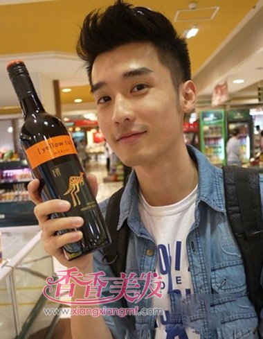 男头发旁边推短都有那些发型 两边推短男士发型