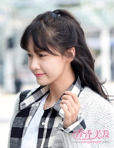 ����΢������������ͷ���ÿ� Ů���г���΢����ͷ��