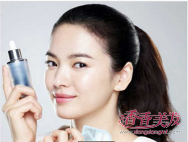 ����΢������������ͷ���ÿ� Ů���г���΢����ͷ��