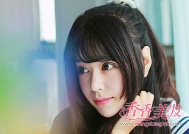 ����΢������������ͷ���ÿ� Ů���г���΢����ͷ��