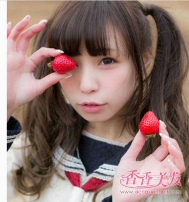 ����΢������������ͷ���ÿ� Ů���г���΢����ͷ��