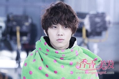 厚头发自来卷圆脸型的适合什么发型看图片 卷发会显得脸圆吗