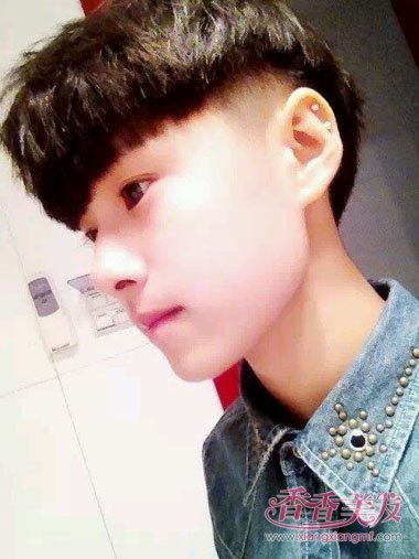 里面短外面长的短发发型 头上长两侧短的发型