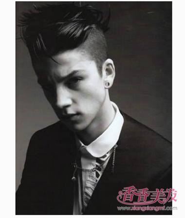 ����ͷ�����м䳤��ʲô���� �̷�����ʽͼƬ