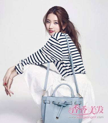 �ÿ���Ů������¶����ͷ����β�� ��β�跢����ŮͼƬ