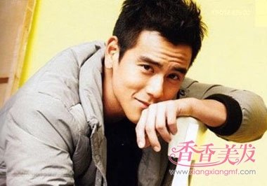 头上有皱纹的男孩适合什么样的发型 男士什么发型成熟