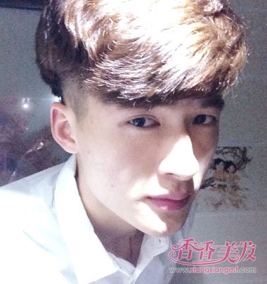 头上有皱纹的男孩适合什么样的发型 男士什么发型成熟