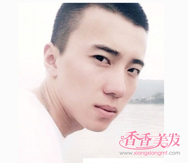侧面和后面的头发剪光的男士发型图片