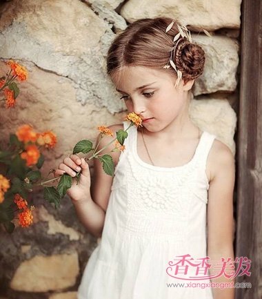 Ů������̨���ݱ������� ��СŮ���������ӵ�ͼƬ