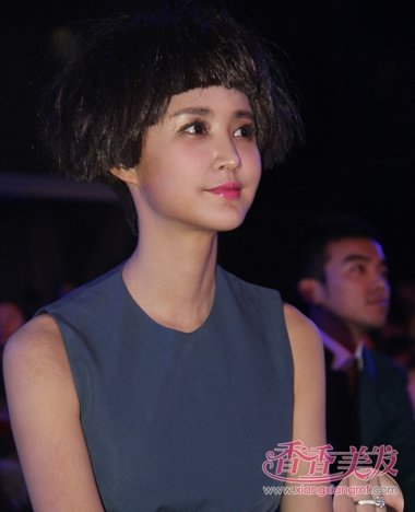 ���������װ���ؼ� �̷�С���ɶ�����Ů��