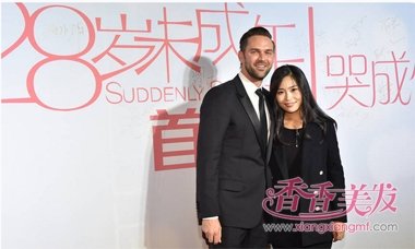 ����ı����Ů����ĩ �г�����Я�Ϲ���ϯ��̺