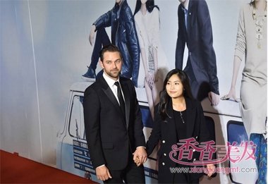 ����ı����Ů����ĩ �г�����Я�Ϲ���ϯ��̺