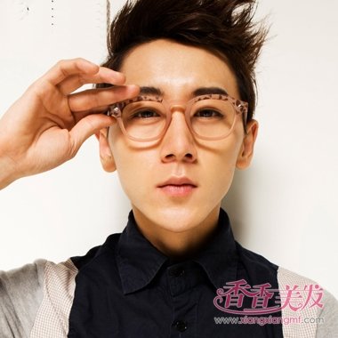 男生戴眼镜的人剪什么发型好看 眼镜男的发型