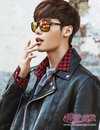 男生戴眼镜的人剪什么发型好看 眼镜男的发型