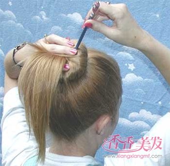 简单复古典雅发型步骤 长发女生复古扎发发型教程