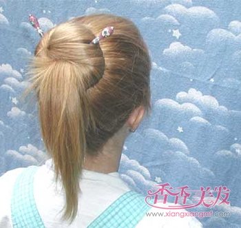 简单复古典雅发型步骤 长发女生复古扎发发型教程