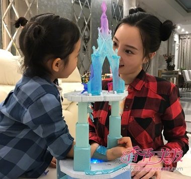 ��С贶������Ӳμ�ʱװ���������� ��С贸��Է����̵�