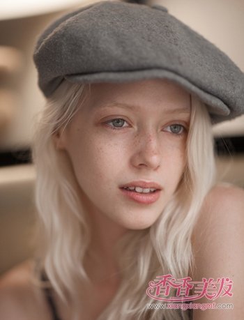 ���������е�ѧ��ˮ���Ʒ��� У԰Ů�����˾�����